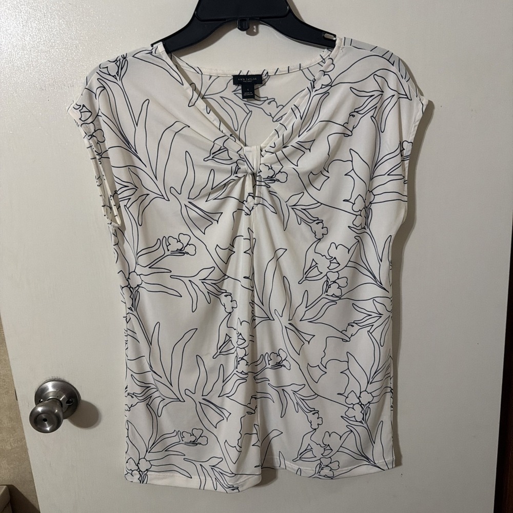 Ann Taylor White and Black Floral Pattern Front Knot Short Sleeve Blouse Size Sm